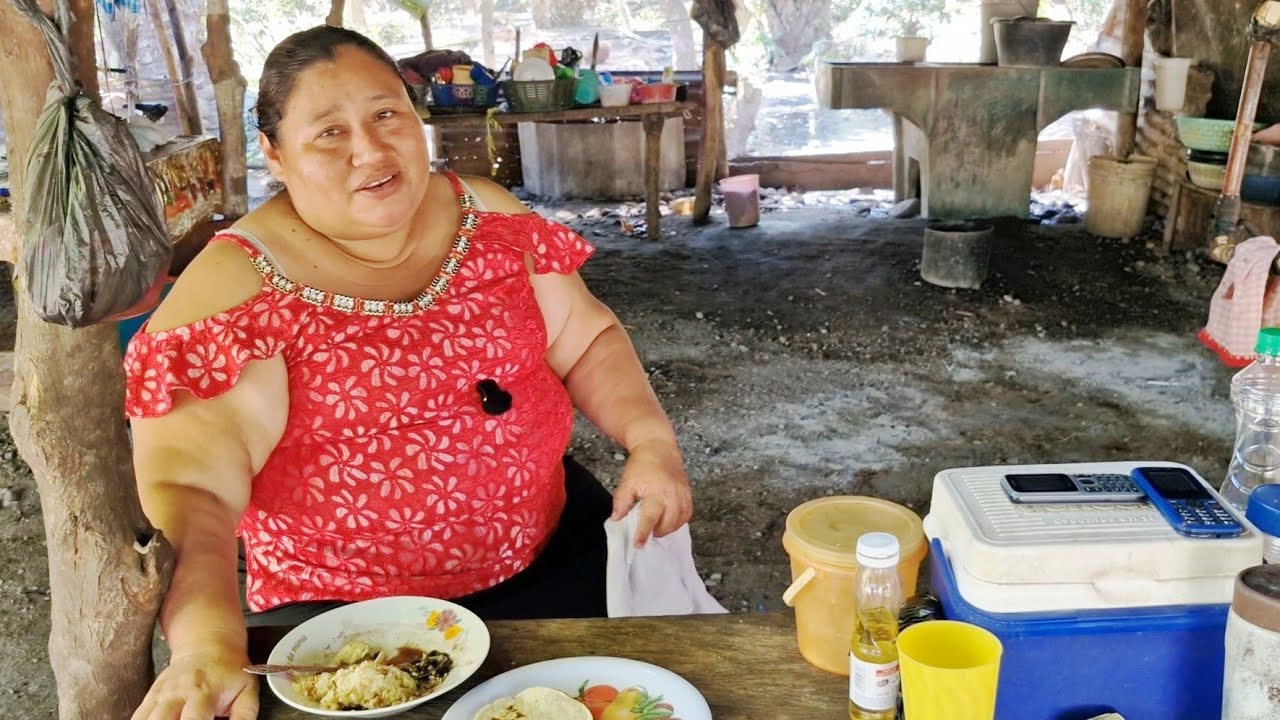 Con gran pena MARI entró a COMER a esta casa de lo POCO que ellos tenían para su almuerzo. 