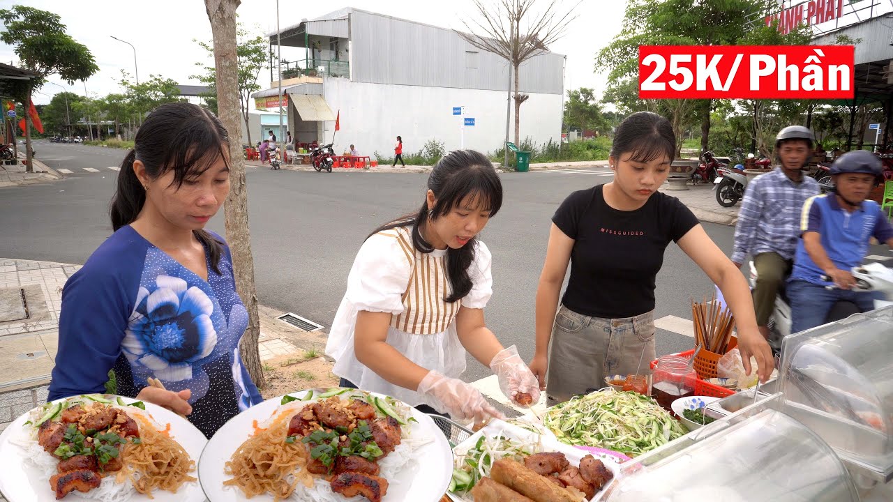 Bán BÚN CHẢ GIÒ THỊT LỤI Giá 25K Mà Đông Nghẹt Khách - Tay Không Nghỉ Ngơi