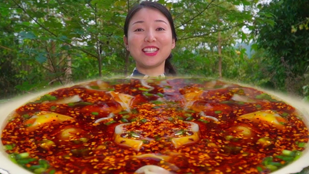 小雨应粉丝要求做包面，满满两盘配上辣椒油，一口一个爆汁太爽了#抄手#乡村守护人 #美食