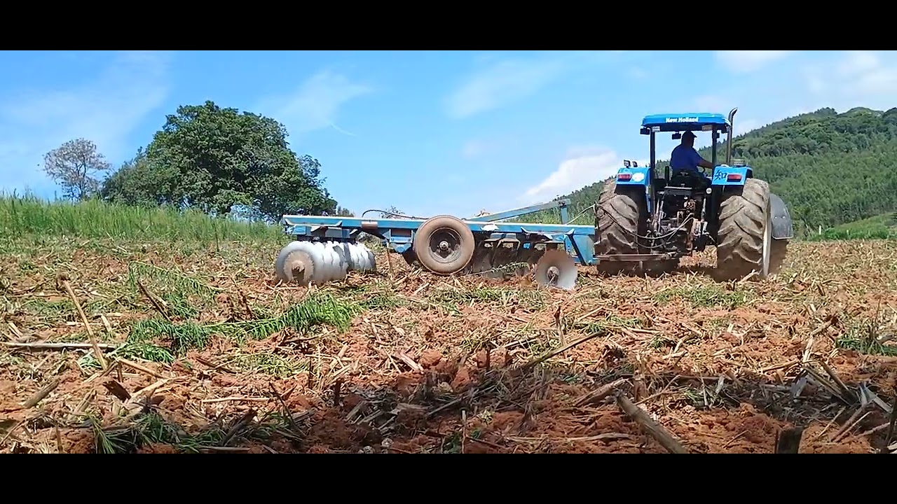 New Holland 8030 gradeando terra