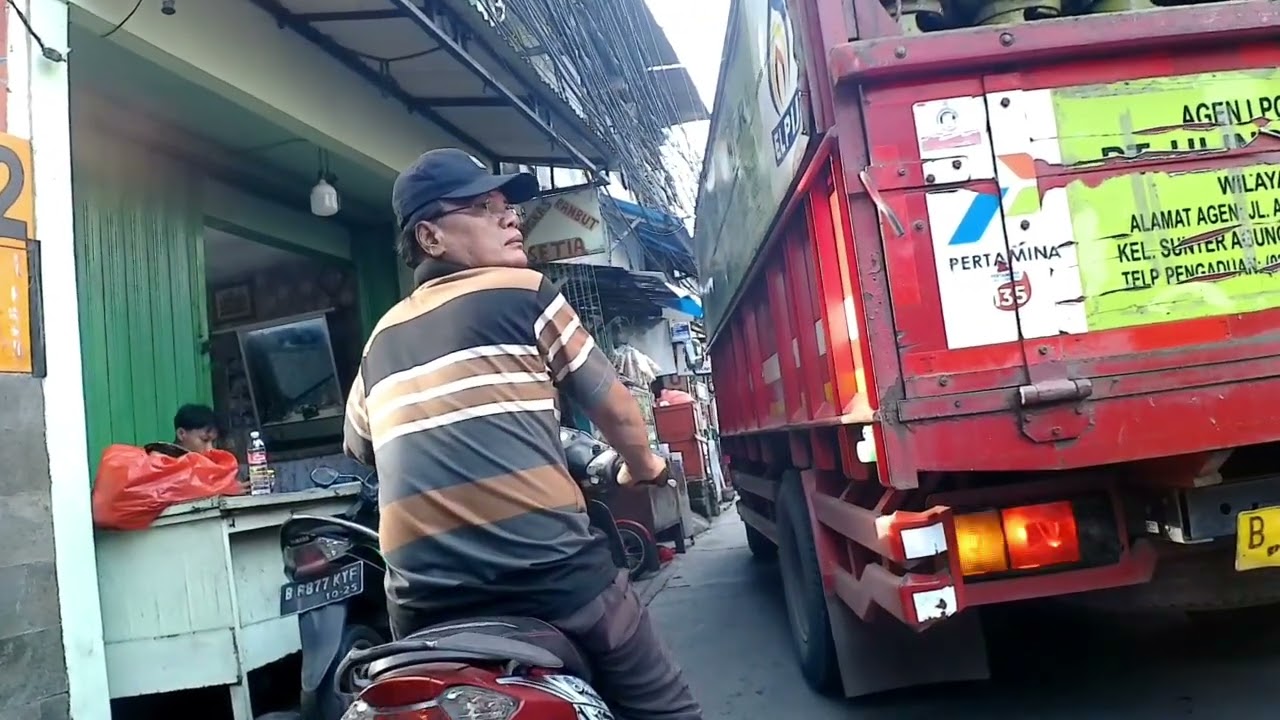 Jalan sepedahan di sore hri cuaca cerah 