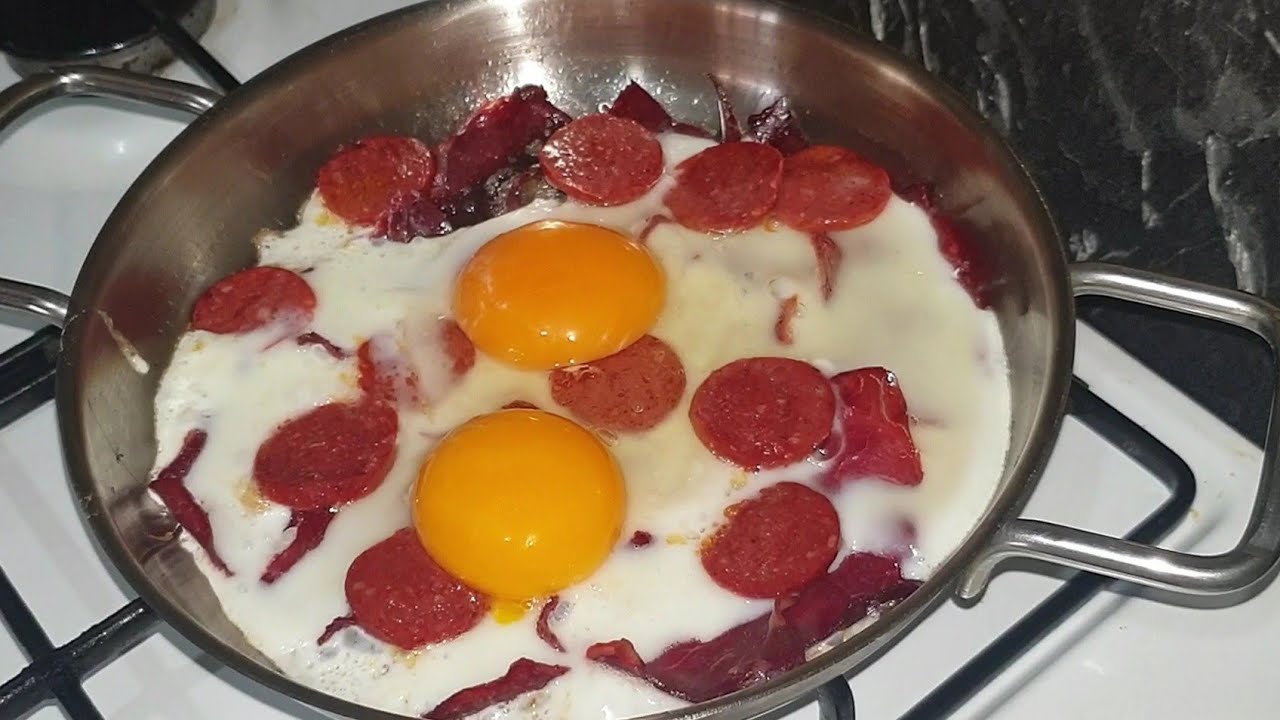 SUCUKLU PASTIRMALI YUMURTA TARİFİ 3 kişinin bildiği efsane yöntem.