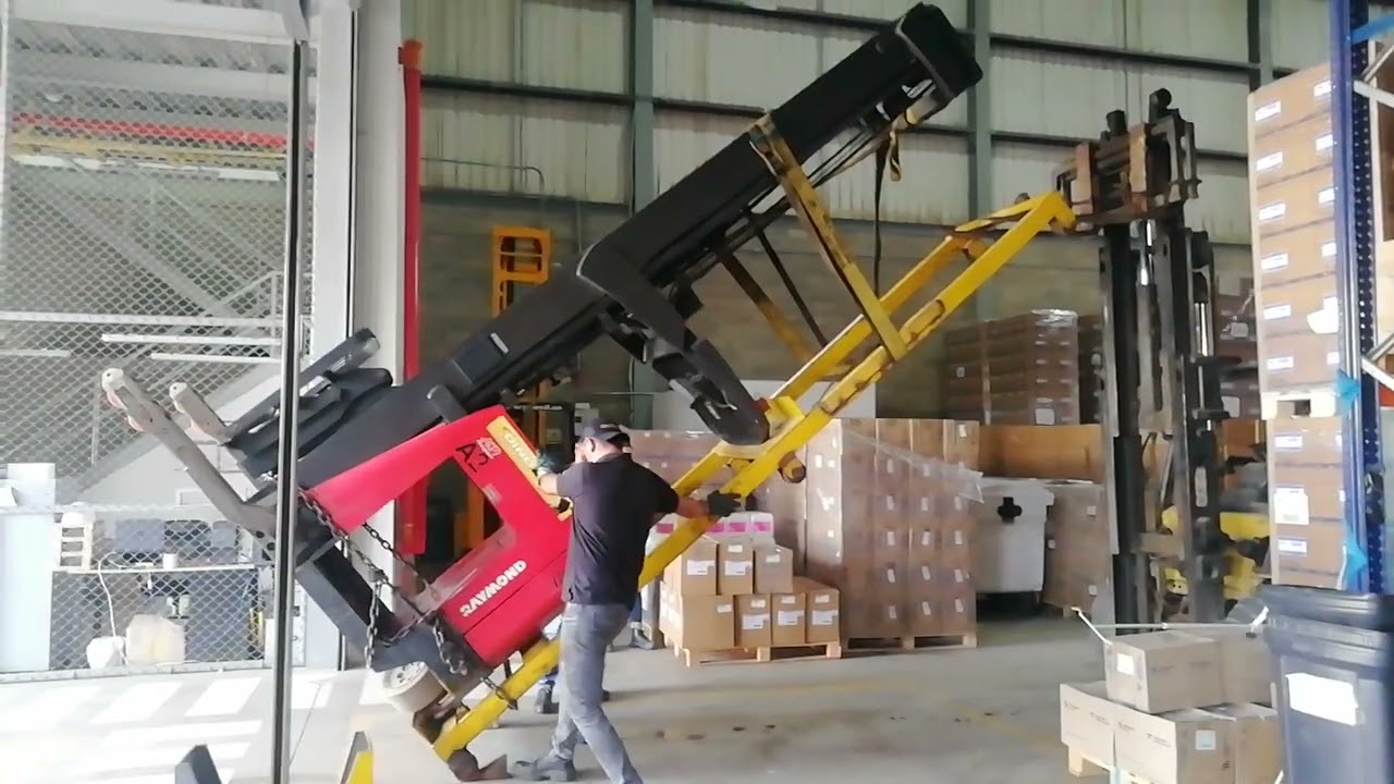 traslado de  un Montacarga eléctrico Raymond maniobra #forklift