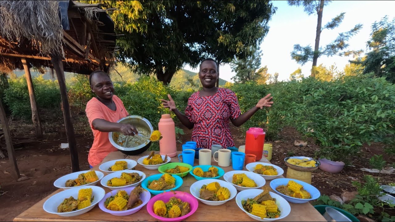 Peaceful village life Africa 🌍, cooking green maize 🌽, vegetables 🍆🍅, chicken 🍗 and black tea ☕