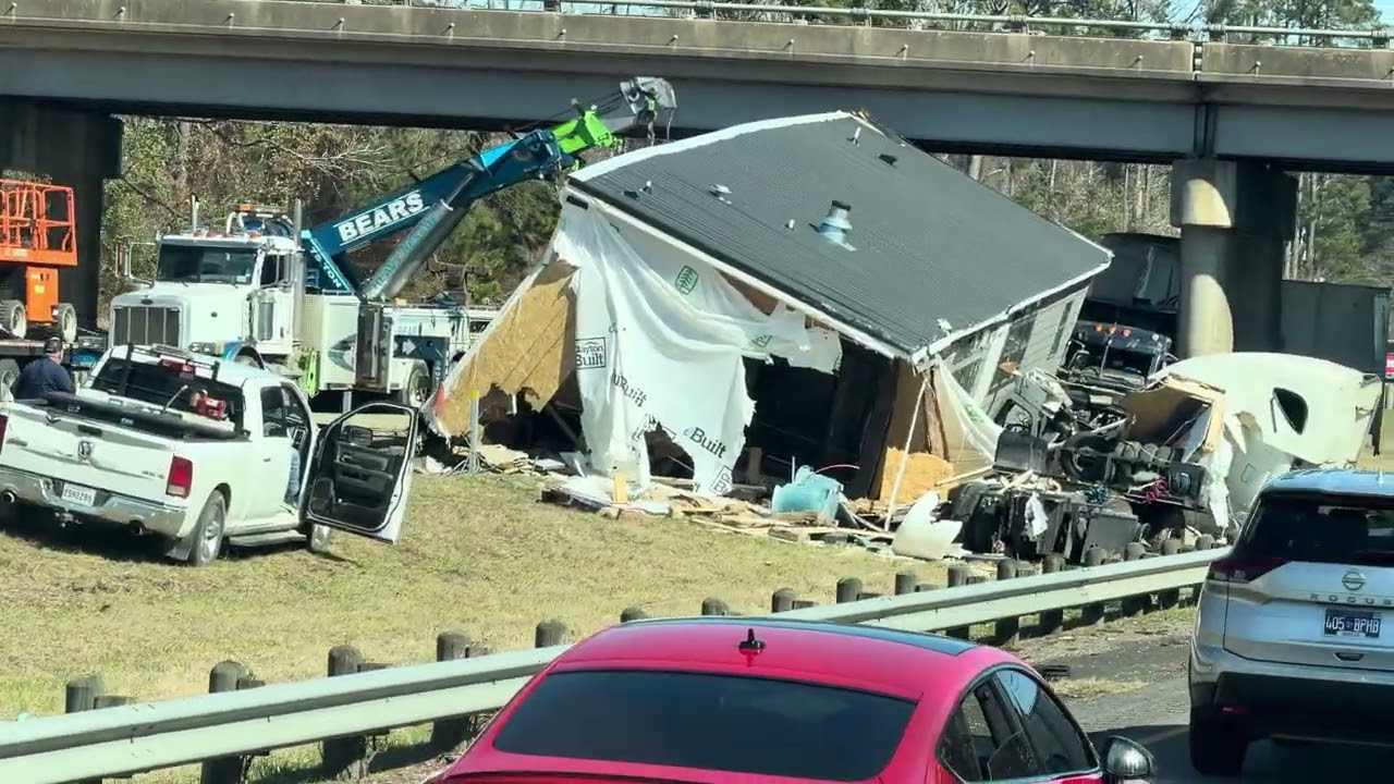 Terrible truck accident on i20 Louisiana exit 112