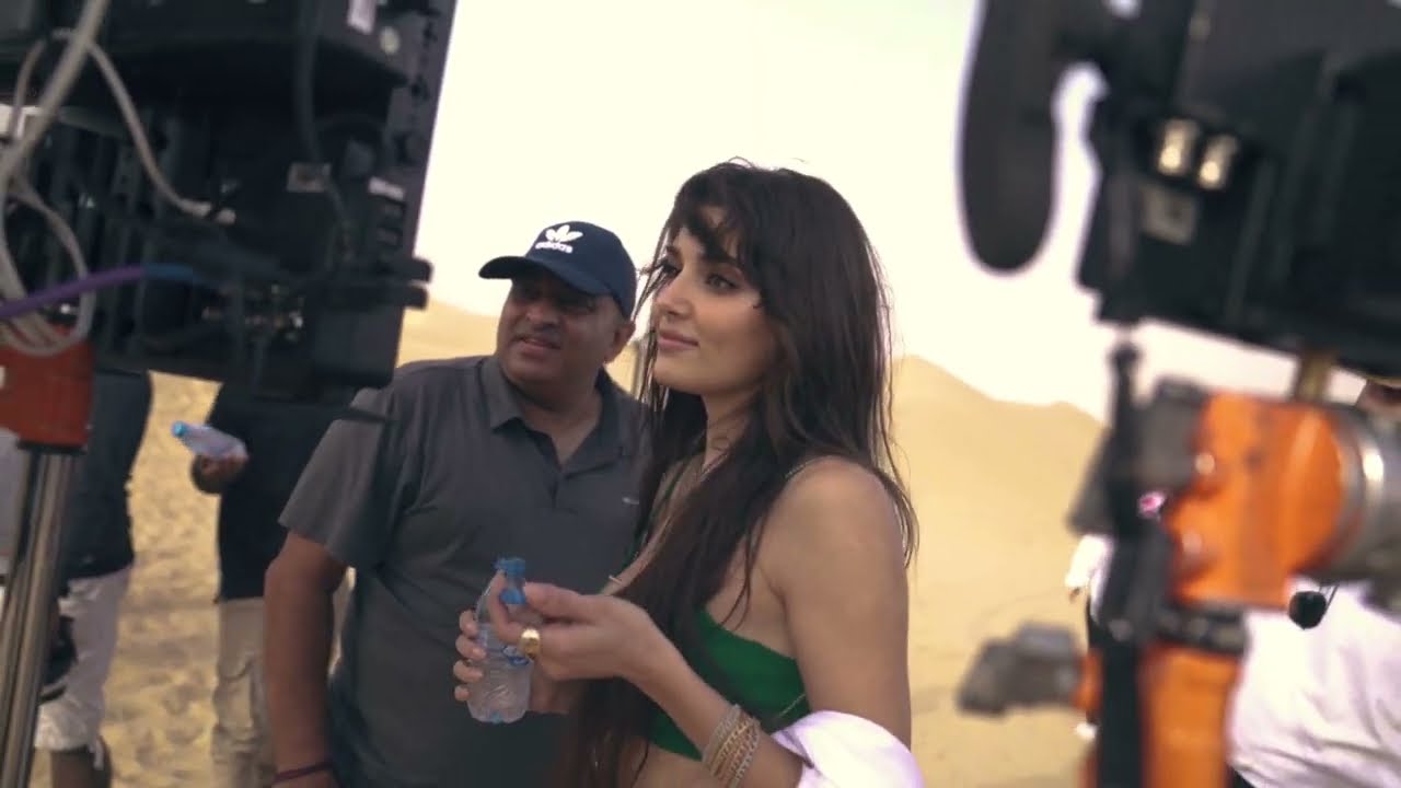 Atasay x Hande Erçel Kapsül Koleksiyon Backstage Videosu Yayında