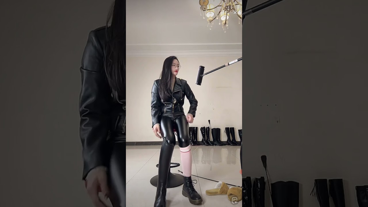 Live 2023 11 15 Riding boots, leather jacket, tights, gloves.