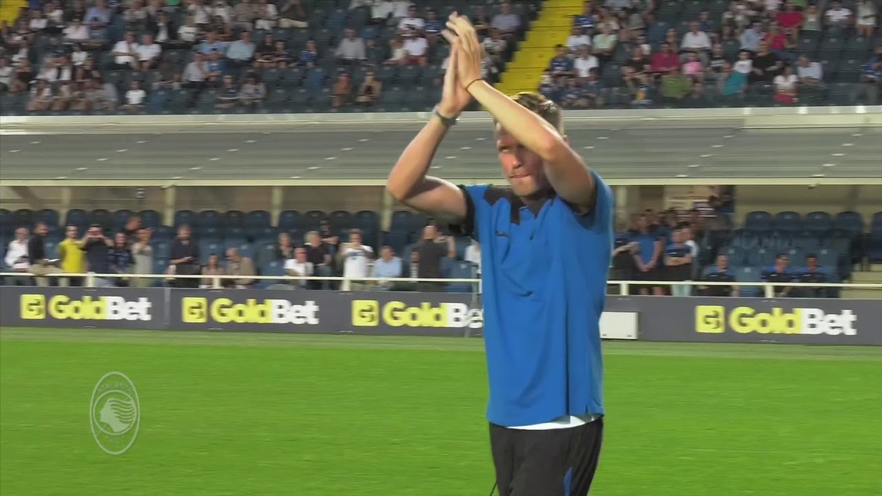 Il saluto dell'Atalanta ai suoi tifosi