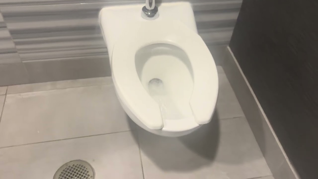 Marriott Brooklyn Bridge Men’s Restroom