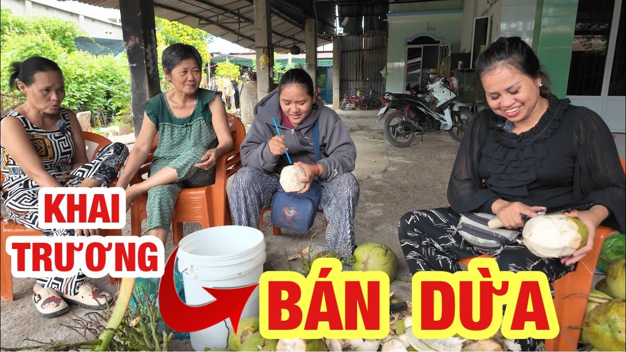 Dung mama khai trương nghề mới bán Dừa mẹ Trọng Sún phụ bán khách nua tấp nập