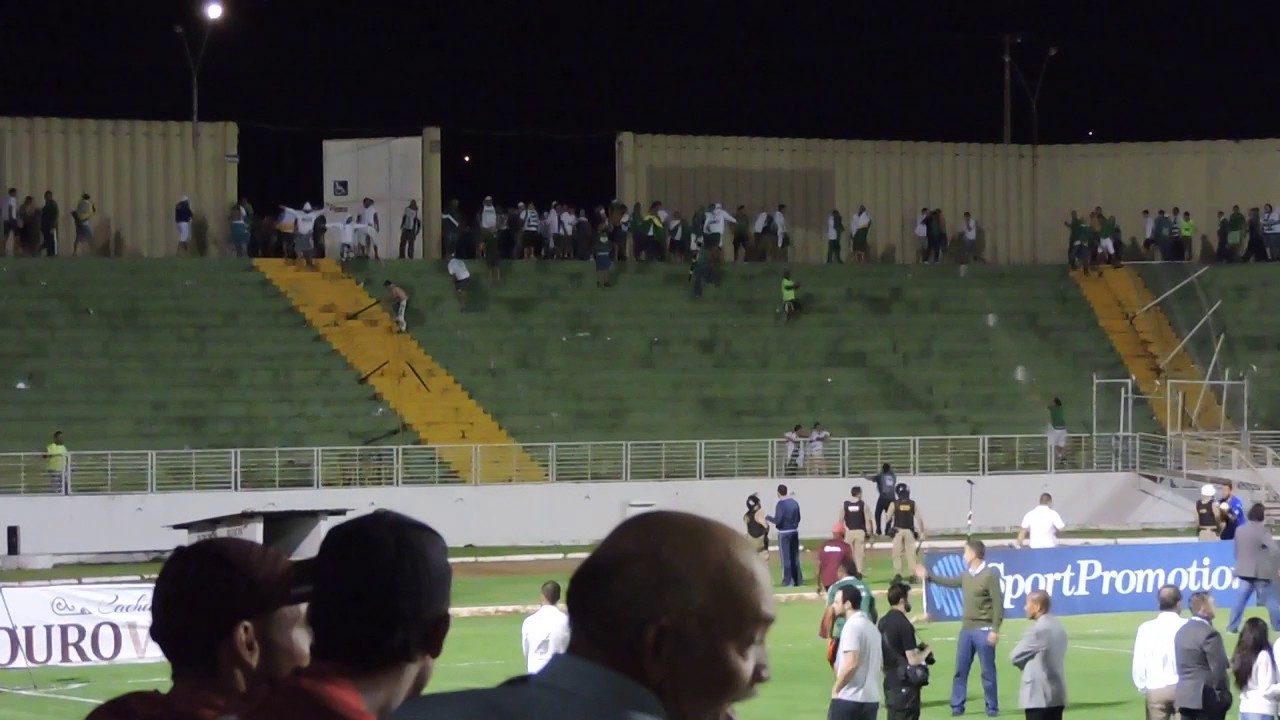 Torcida do Guarani em confronto com a PM