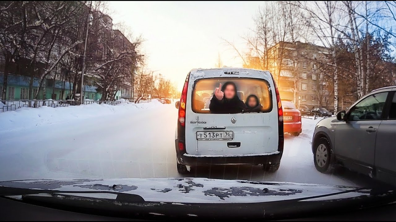 Девушка показывает плохой пример детям! 2026