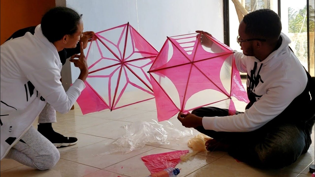 haciendo chichigua para volarla / Familia Rocoloco