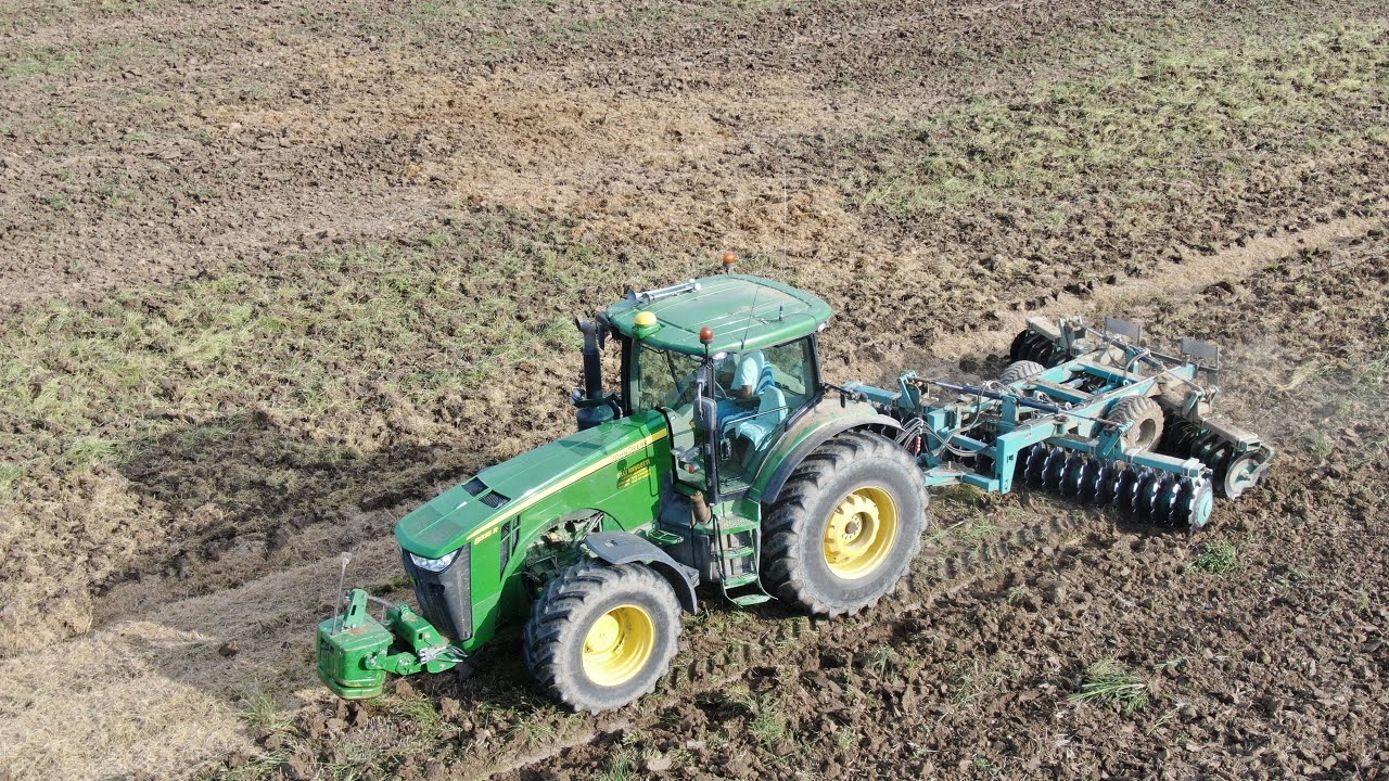 Erpicatura con John deere 8335R combinato con un erpice a dischi Nardi da 5 metri