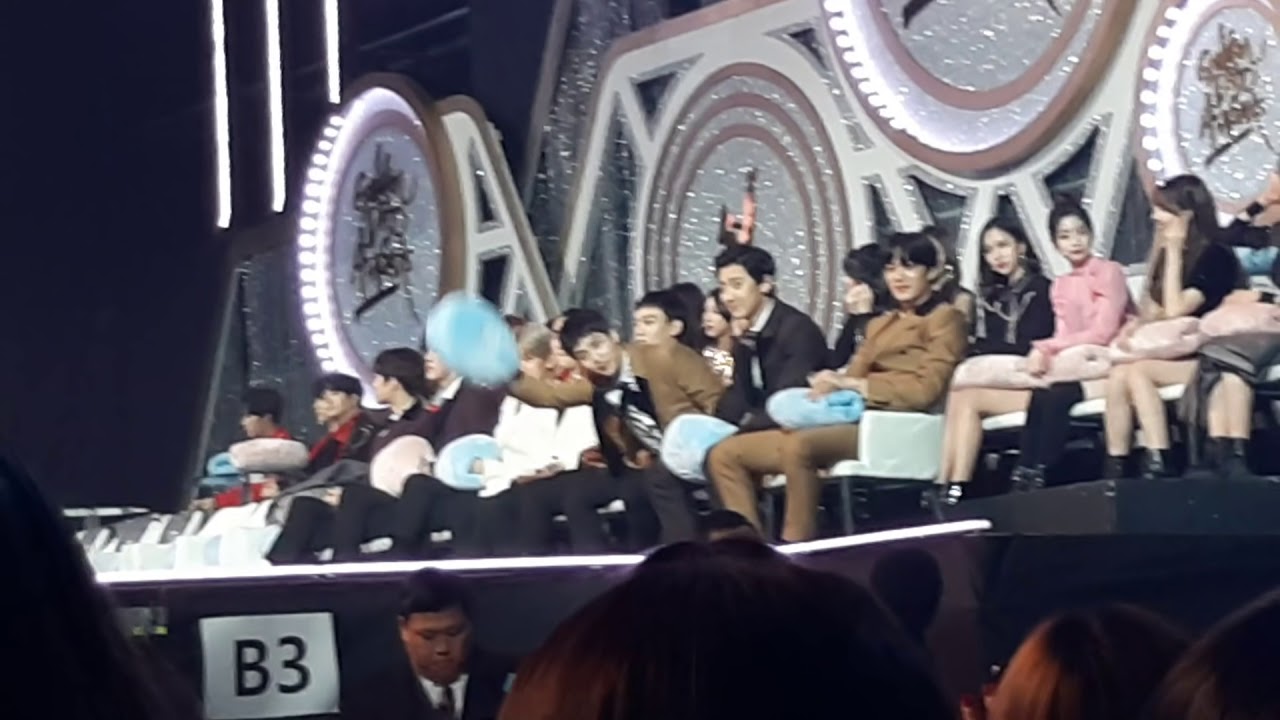 180111 골든디스크 팬들에게 인사하는 엑소