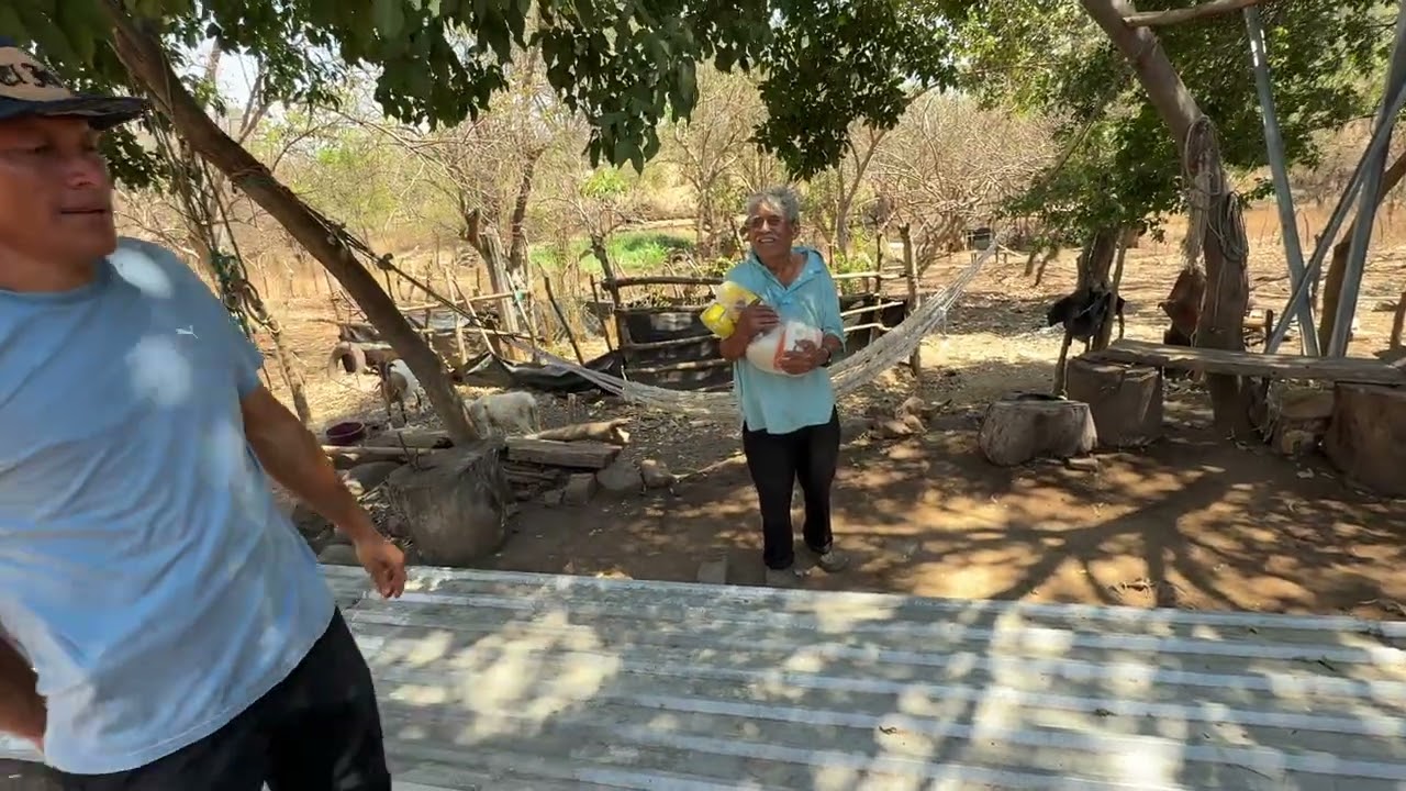 Ayudando a gente nesesitada mira que bonito ayudar al progimo 