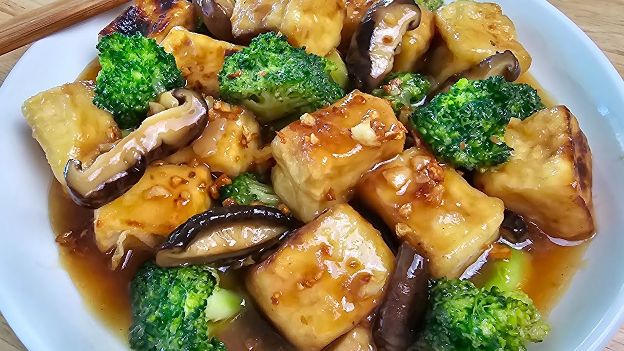 Stir-fry Tofu with Shiitake mushrooms and Broccoli in delicious sauce!