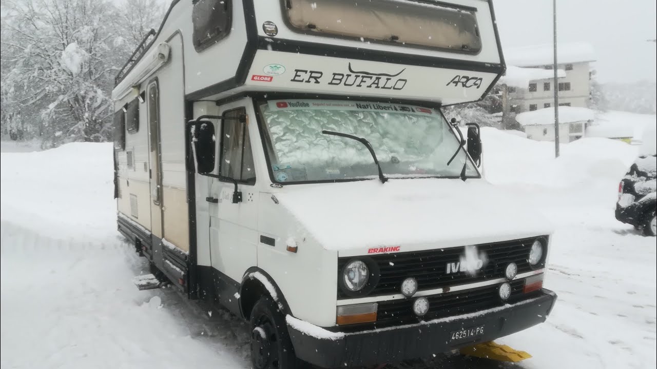 Camper risveglio sulla neve e manutenzione bufalo