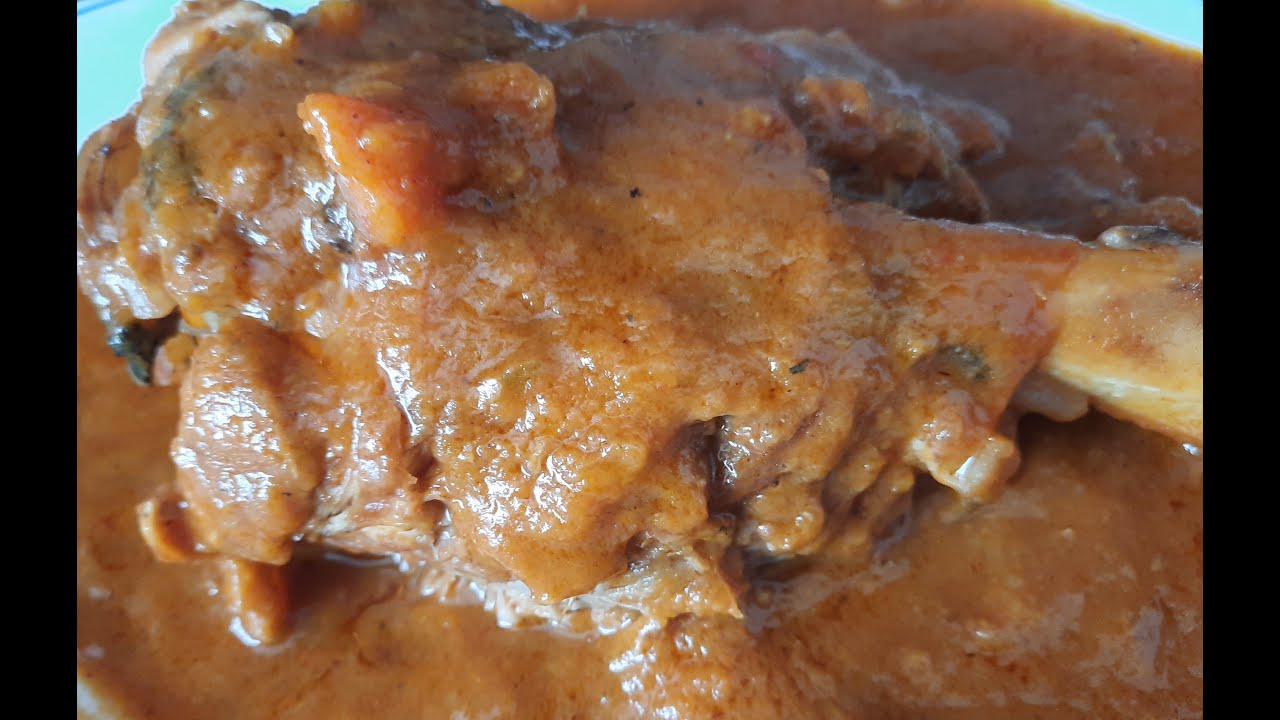 Codillo de cerdo en salsa, riquiiiiisima y fácil.