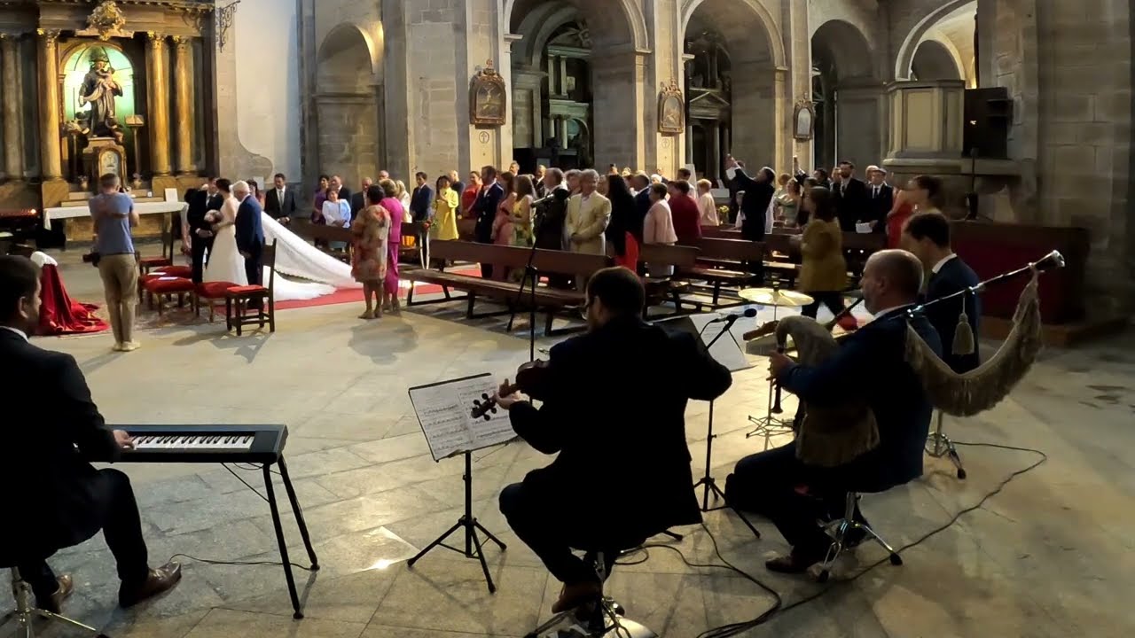 Espectacular sonido de la gaita en la entrada de la  novia- Santiago de Compostela