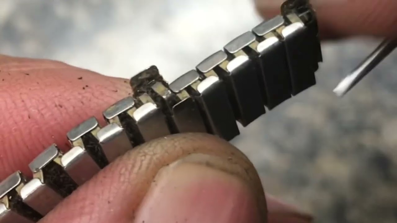 removing LINKS￼ in  a “speidel twist￼” wristband