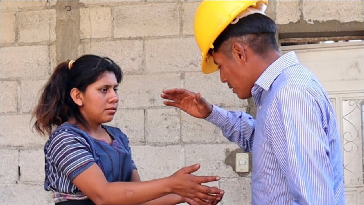 MUJER LUCHA CON SU ESPOSO PARA HACER INGENIERO 👷‍♂️ LUEGO EL LA SACA DE LA CASA 😥