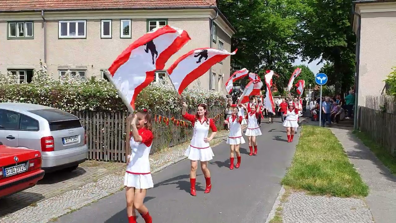 Reg. Berlin Kai Wegner läuft beim großen Festumzug i.d. Gartenstadt Staaken mit.