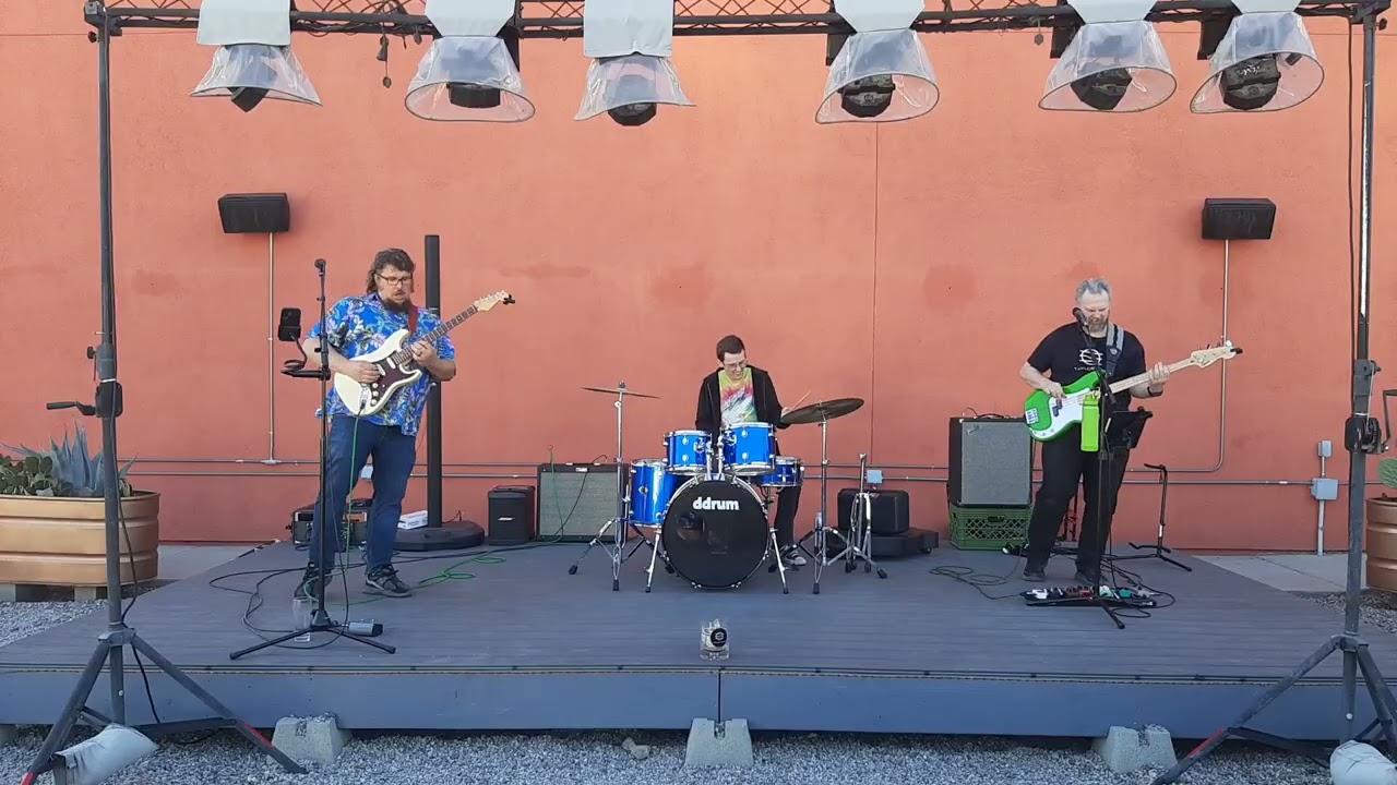 Taylor Tunes Buskin at the Button - Button Brew House, Marara, AZ