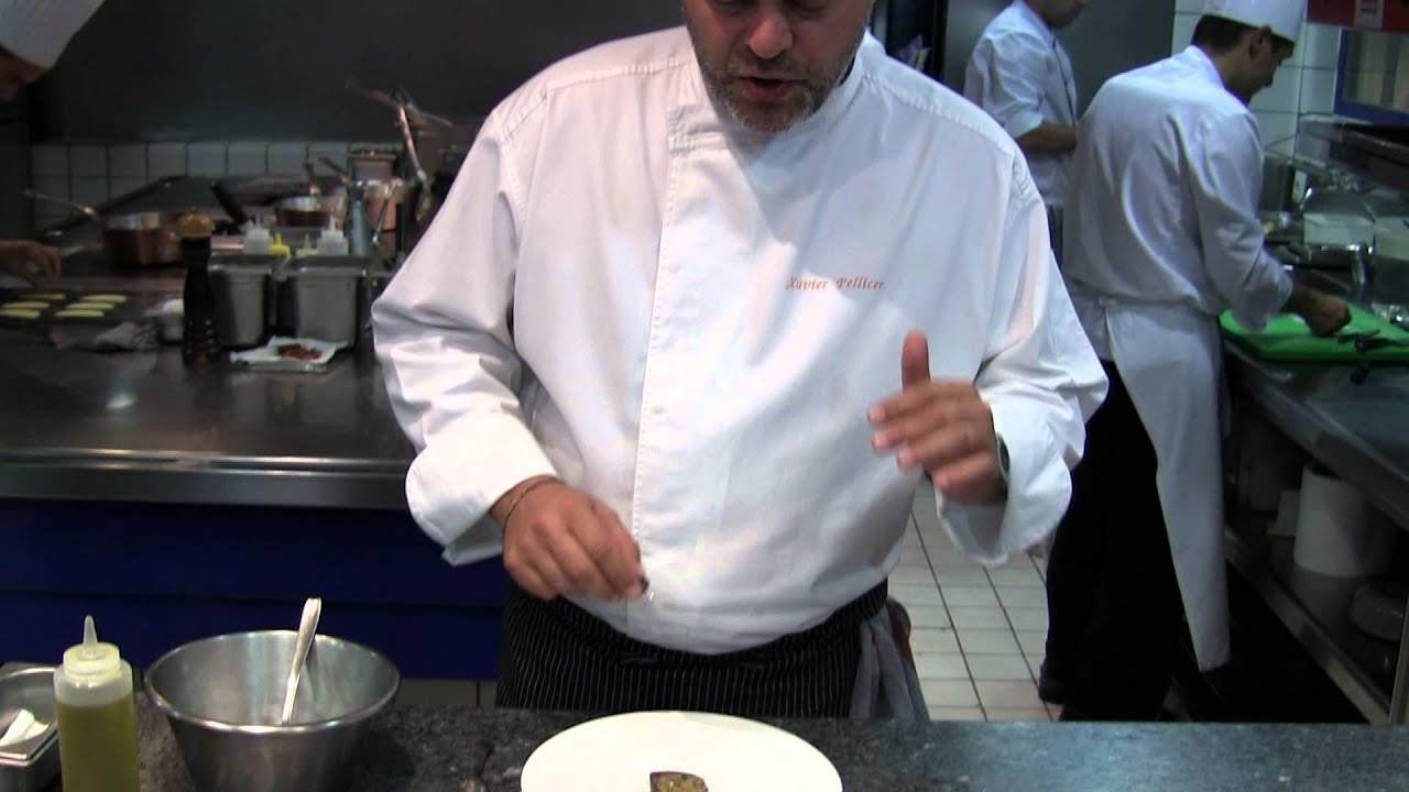 Xavier Pellicer prepares a dish at Can Fabes