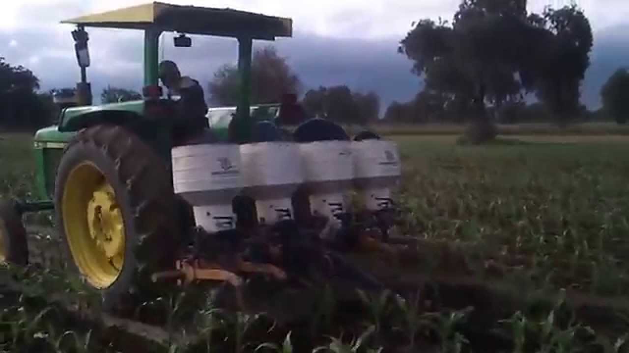 fertilizadora con tractor 2755