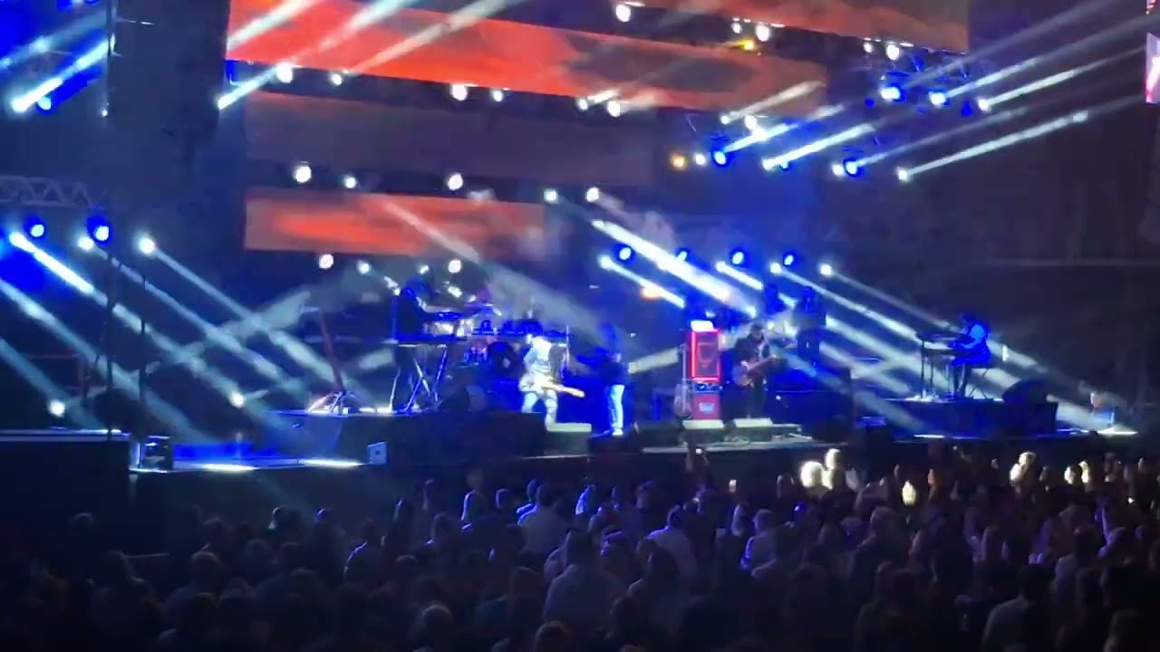 Crvena jabuka : Bacila je sve niz rijeku ( uživo u Areni Zagreb, 21.11.2025. )