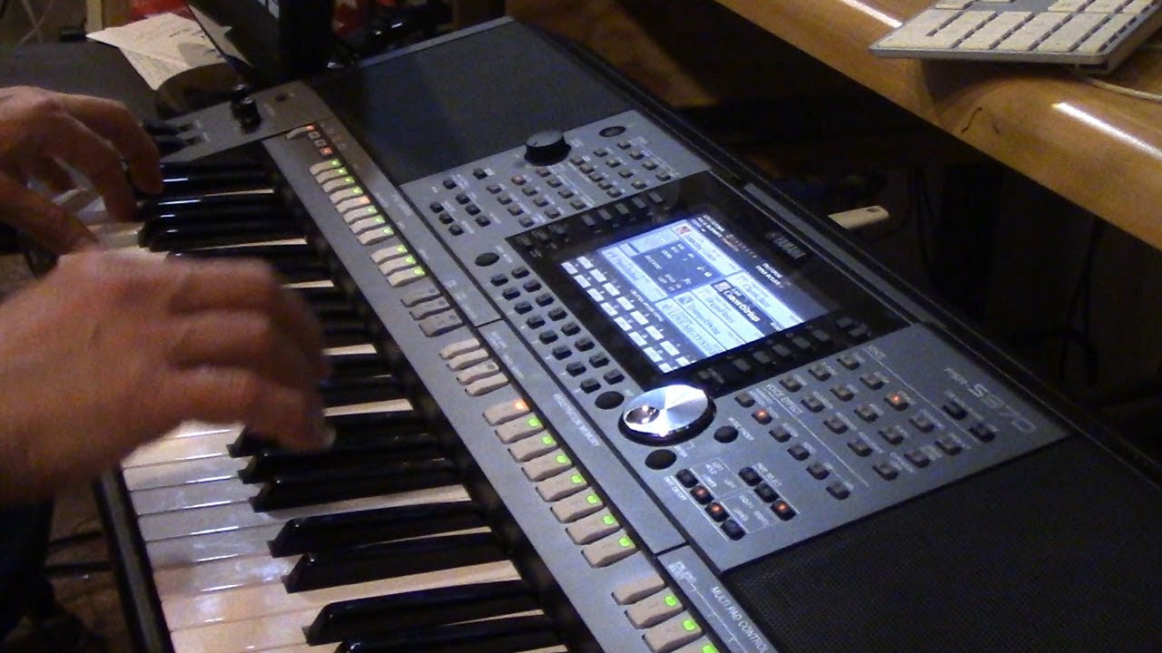 Playing the Yamaha PSR-S970