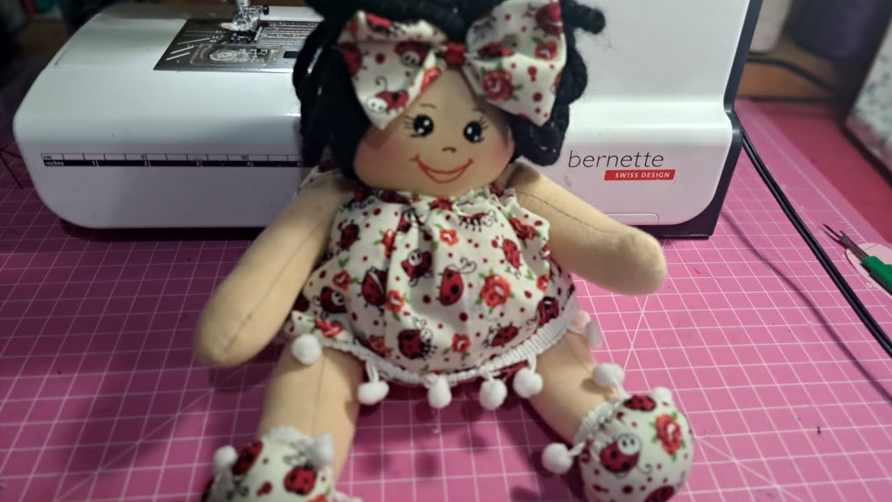 Boneca fofuxa feita de fuxico