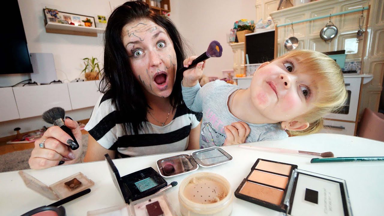 Arianka mi dělá make-up!