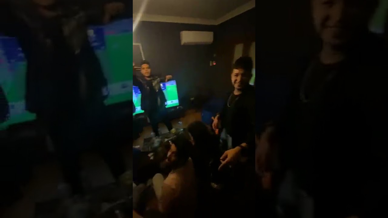 شوفو حوده بندق و احمد نافع وسامر المدني وعمر الكروان  وكل مغنيين المهرجانات عاملين اي وهما متجمعين😂