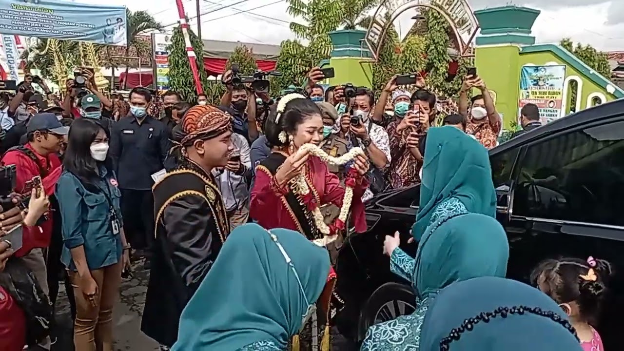 Kehadiran Ibu Arumi Bachsin ke Desa Kendalbulur_ Boyolangu Kab. Tulungagung_Lomdeskel ProvJatim 2022
