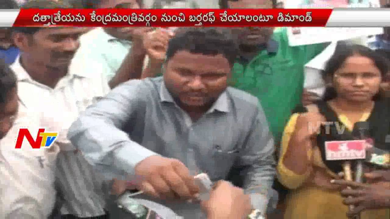 University of Hyderabad : Andhra University Students Protest on Rohit''s Suicide || NTV