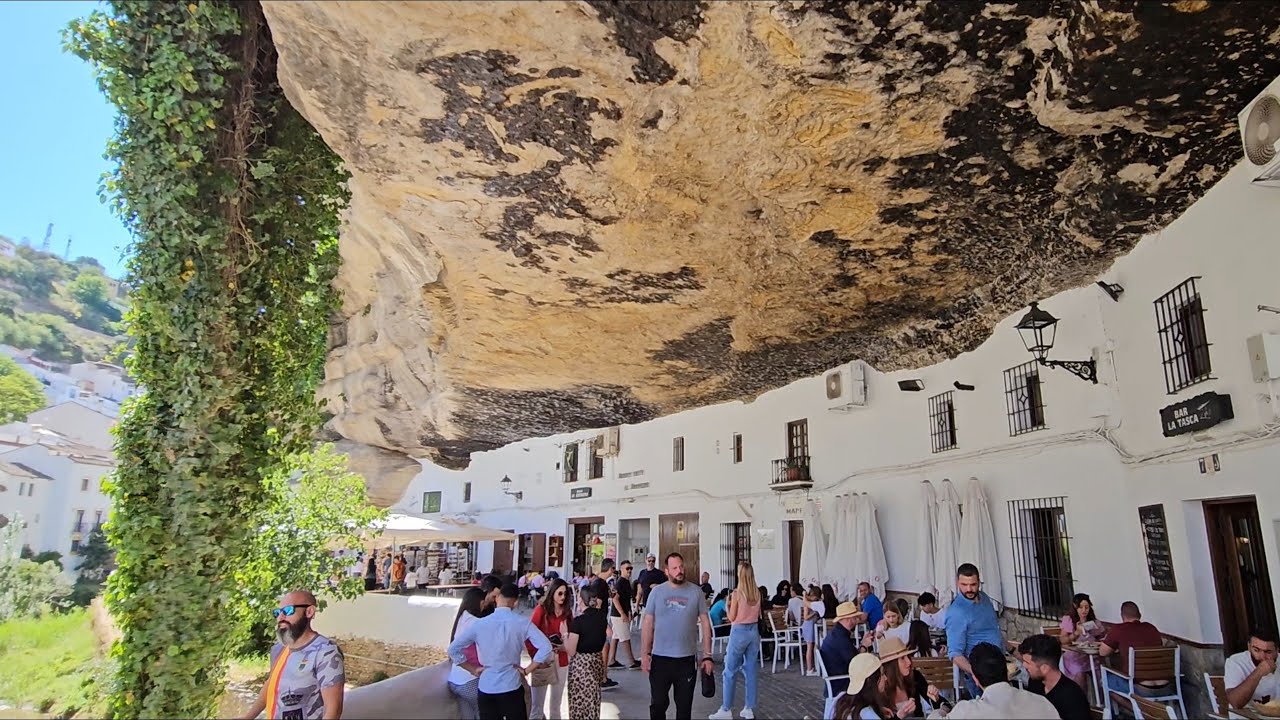 قرية عجيبة تحت الصخور في الأندلس من القرى البيضاء . El pueblo Setenil de bajo de las piedras