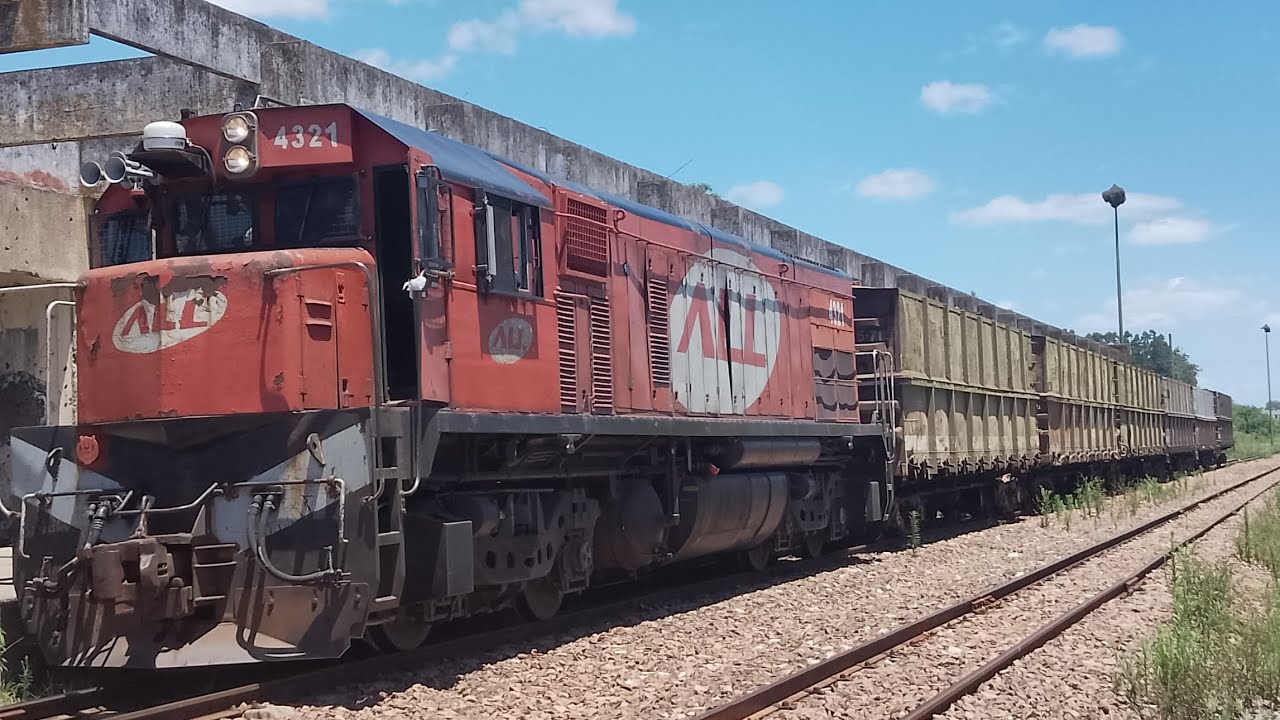 Trem sucateiro levando vagões para o conserto, chegando e partindo da estação de São Gabriel, RS!