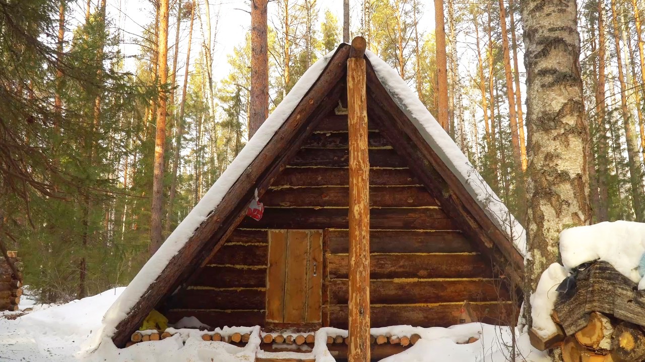 CABIN LIFE. A MAN BUILDS A SAUNA OUT OF LOGS. THE CABIN PROTECTS FROM STRONG WINDS!