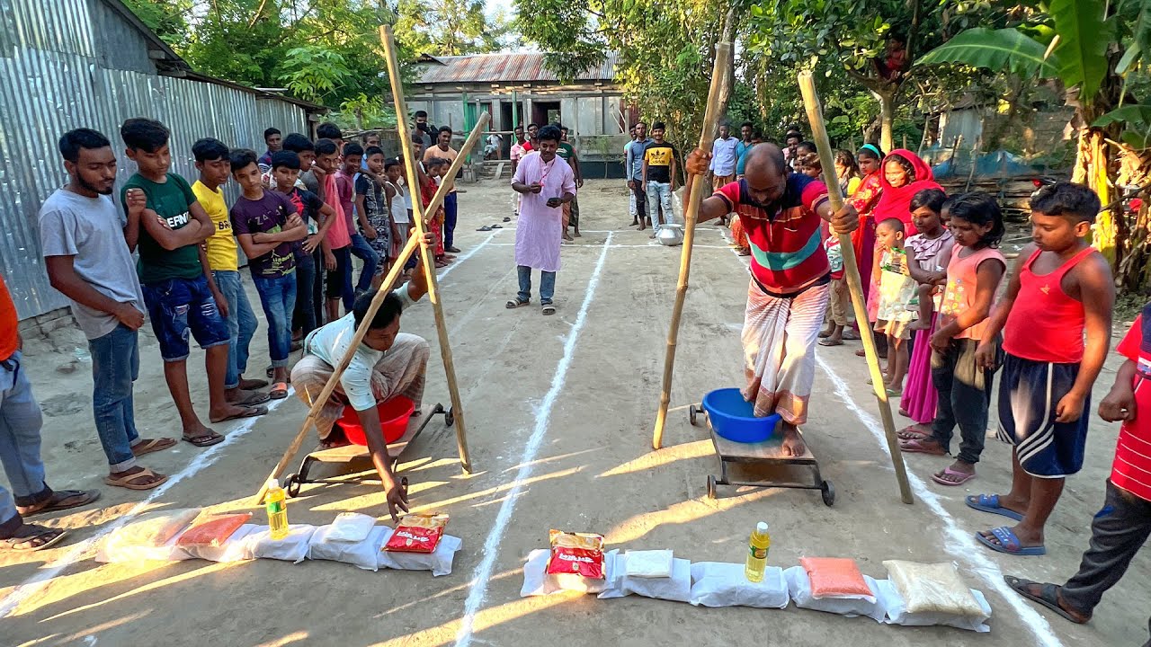 গাড়ি চালিয়ে চাল, ডাল, তেল জেতার আজব চ্যালেঞ্জ। অসাধারন বিনোদনের খেলা দেখতে গ্রামের সবাই ভিড় করলো