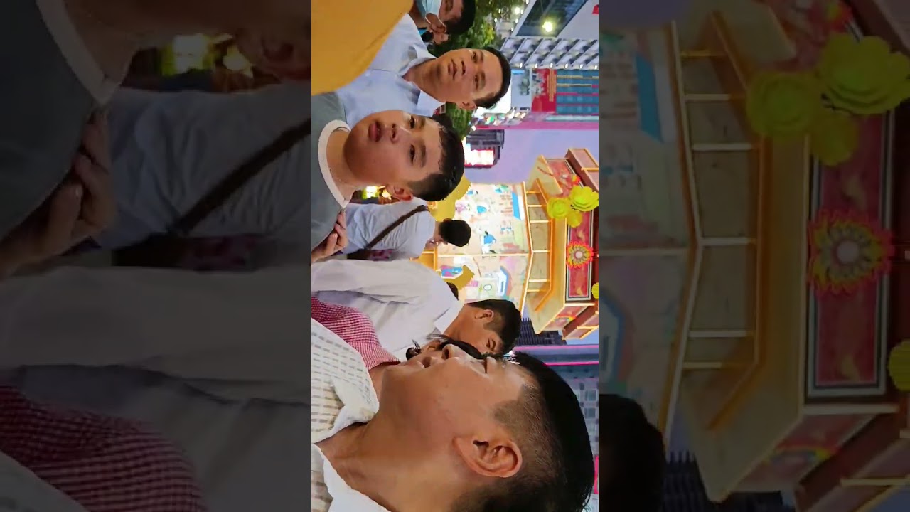 Vui Xuan ngày tết.  Mừng 1 tết ở Đường Hoa Nguyễn Huệ 2026