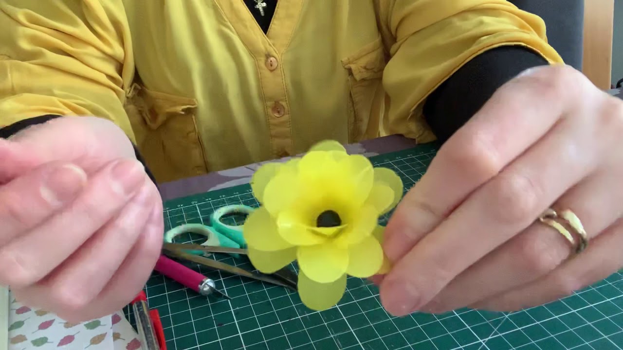 Tuto fleurs en papier calque irisé