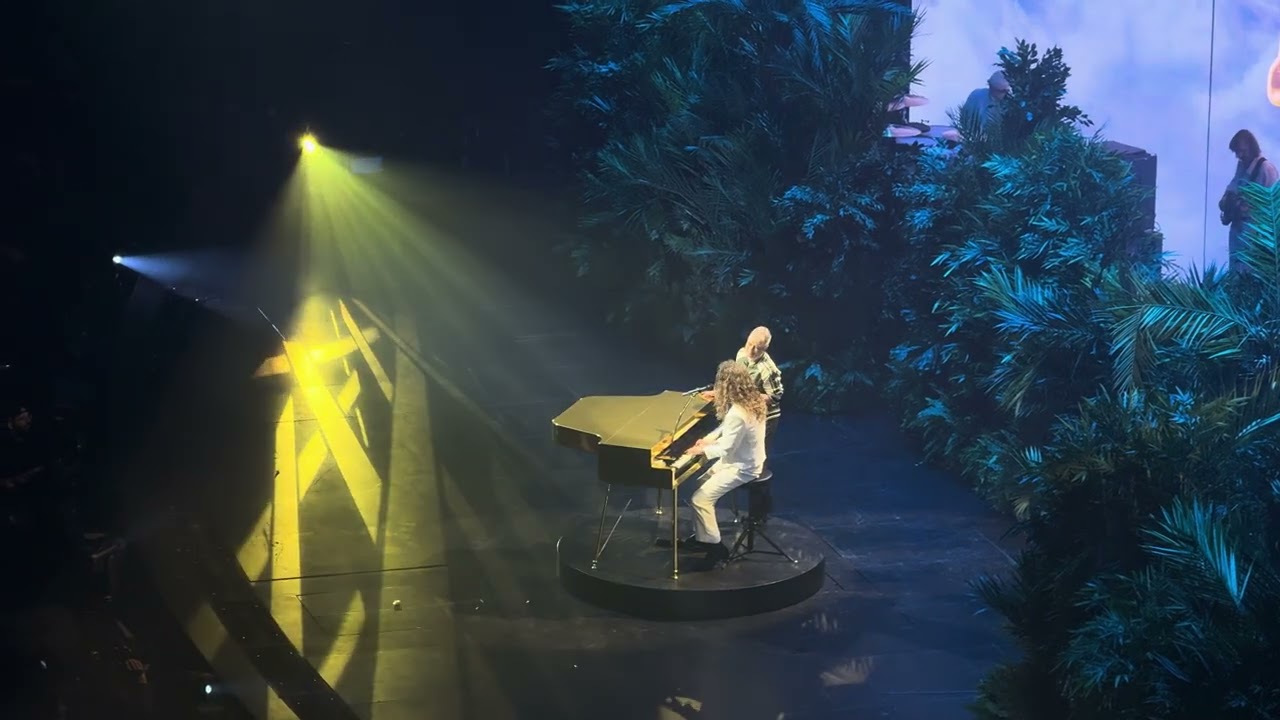 Julien Doré & Dorothée live in Paris (Bercy AccorArena) - April 6 2025 - Allo Allo, mr l'ordinateur