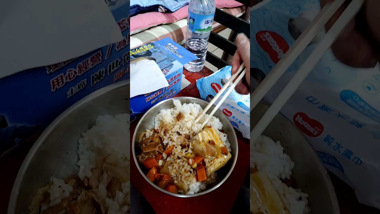 今天晚餐~學校午餐肉片加高麗菜熱一下及剩下的黑胡椒蘑菇醬豆腐紅蘿蔔洋蔥蕃茄金針菇~~