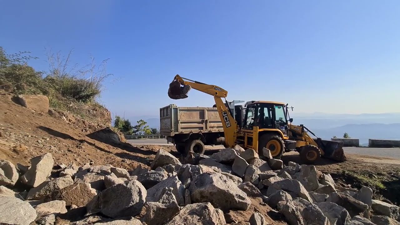 jcb 3dx loading boulder