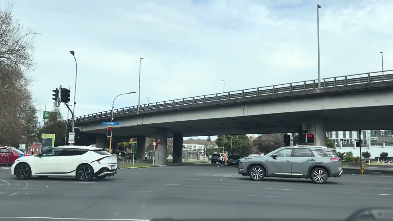 Auckland Scenic Drive: Viaduct Harbour, Harbour Bridge & Takapuna