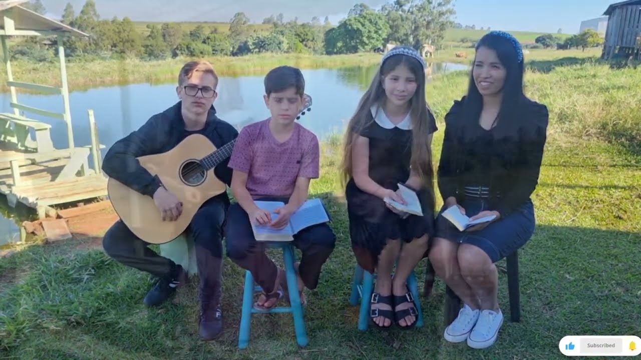 Ana Júlya cantando com Levi e Davi Granado 