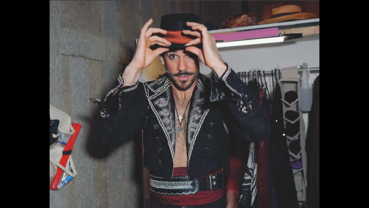 Alex Snova - Backstage with Santiago. Moulin Rouge! de Musical
