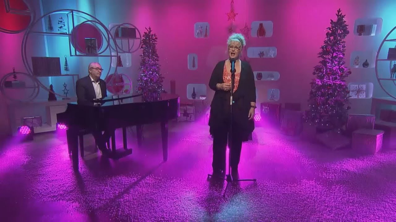 Caryl Parry Jones - Nadolig Llawen i chi gyd